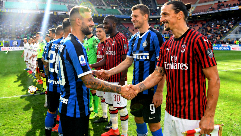 AC米兰与国际米兰球员在赛前握手致意的场景